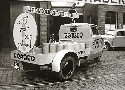 Een driewielige auto van Braber met haardolie in tanks in de 1e van der Kunstraat, jaren 30.