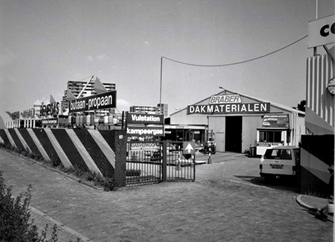 Het bedrijfsterrein van Braber aan de Waldorpstraat, Petroleumhaven, 1986.