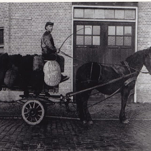 Goudriaankade 25, hoek Fijnjekade. Op het schild op de wagen staat 'Brandstoffenhandel Braber en Van Gurp'.