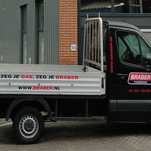De firma Braber aan de Lekstraat bij het spoor, 2020.