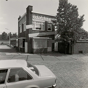 De ingang van het bedrijfsterrein van Braber aan de Petroleumhaven in de Laakhaven, 1986.